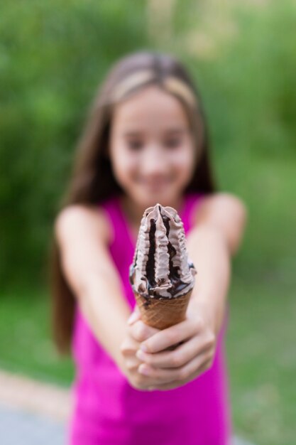 Primer plano de cono de helado de chocolate