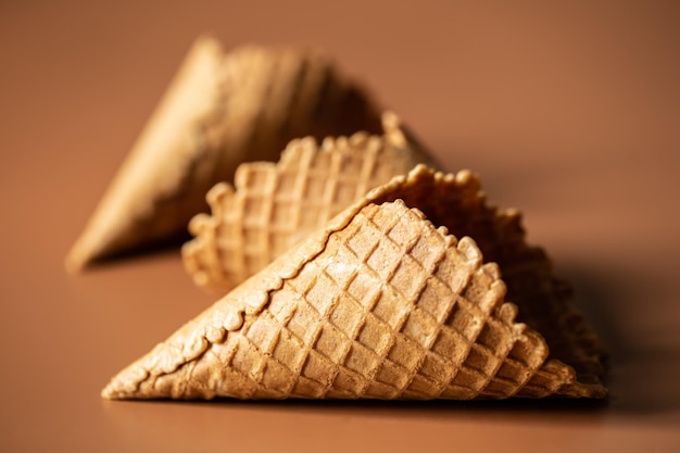Primer plano de conos de galleta concepto macro creativo de dulces y alimentos