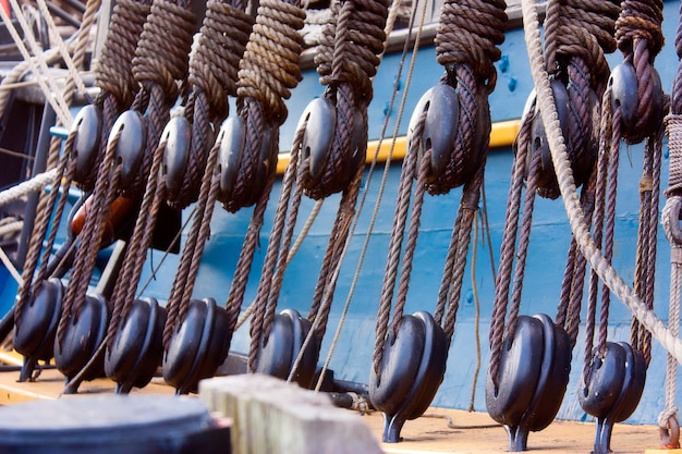 Foto gratuita primer plano de las construcciones con cuerdas utilizadas en un barco