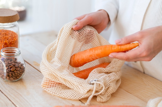 Primer plano de contenedores de comida sin desperdicio