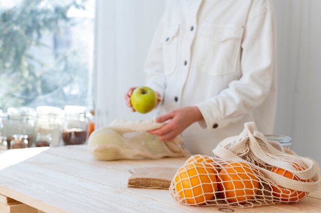 Primer plano de contenedores de comida sin desperdicio