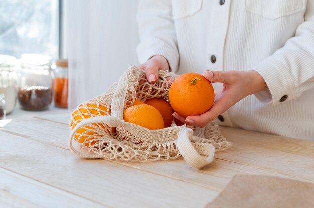 Primer plano de contenedores de comida sin desperdicio