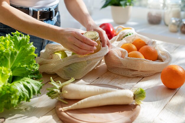 Primer plano de contenedores de comida sin desperdicio