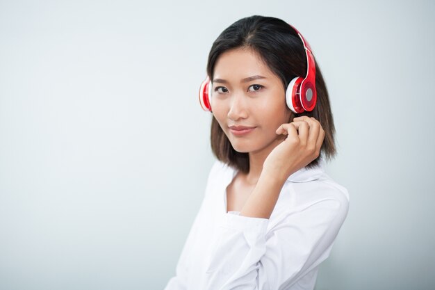 Primer plano de contenido Mujer bonita con los auriculares