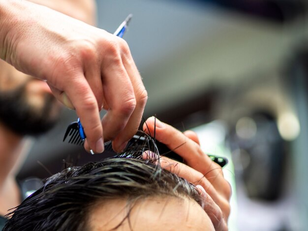 Primer plano de corte de pelo con fondo desenfocado