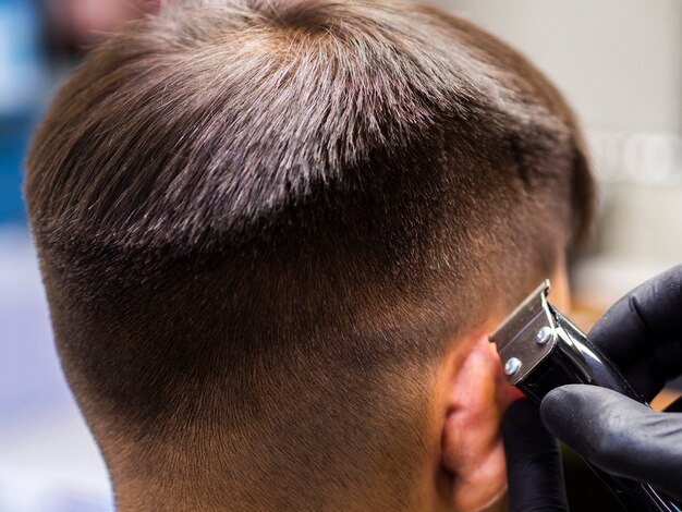 Primer plano de corte de pelo y recortadora de lado