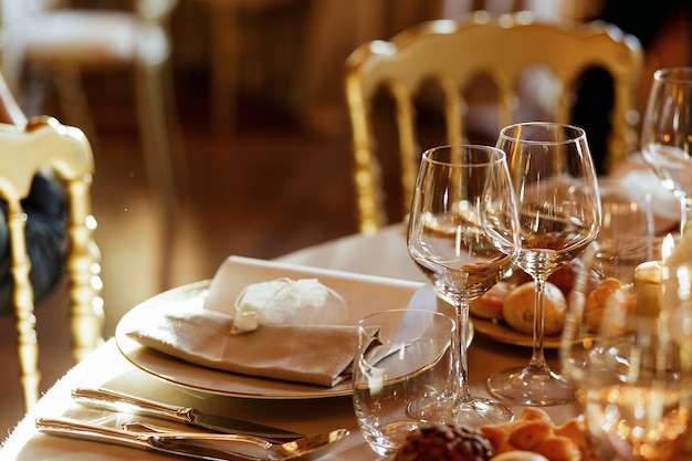 Foto gratuita primer plano de cristalería brillante de pie detrás de la placa de la cena