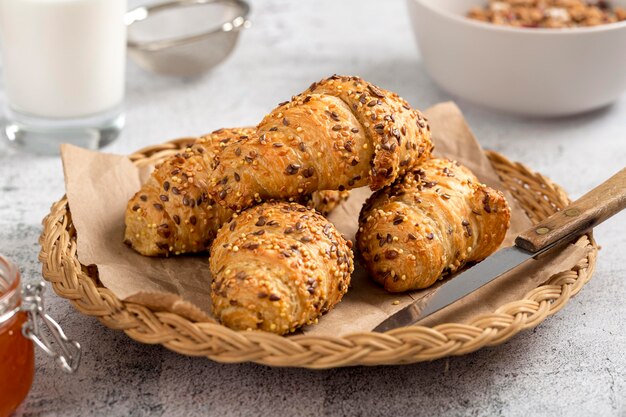 Primer plano croissants caseros listos para ser servidos