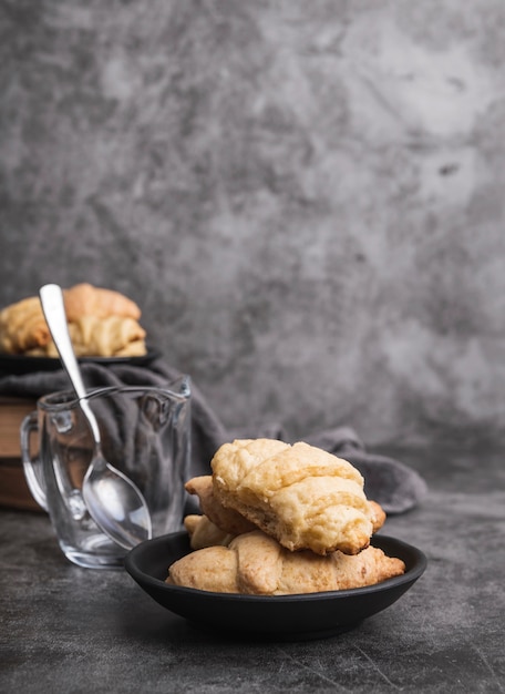 Primer plano croissants caseros en un plato