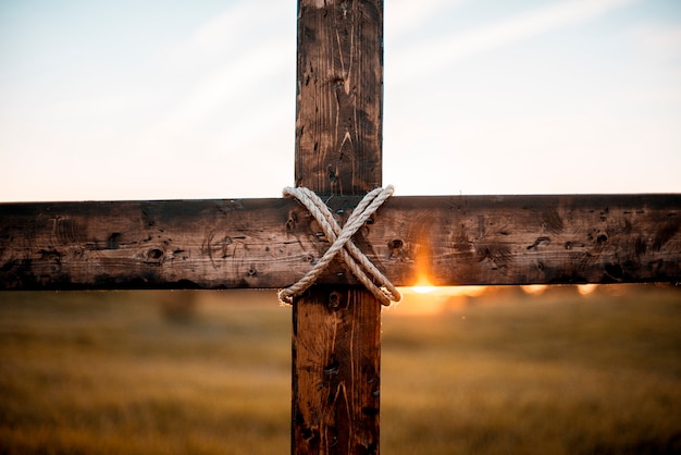 Un primer plano de una cruz de madera artesanal