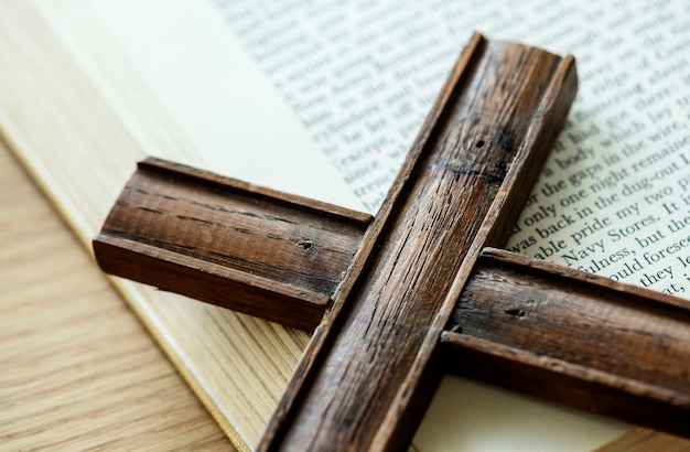 Foto gratuita primer plano de una cruz de madera en el libro de la biblia