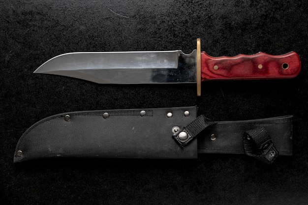 Foto gratuita primer plano de un cuchillo militar fijo con mango marrón