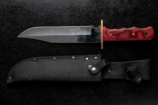 Primer plano de un cuchillo militar fijo con mango marrón