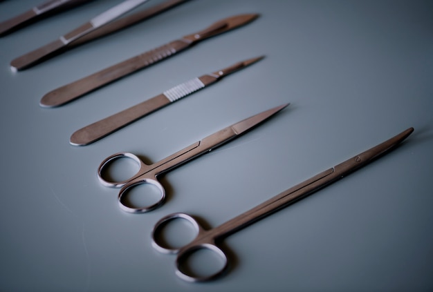 Foto gratuita primer plano de cuchillos de cirugía conjunto aislado