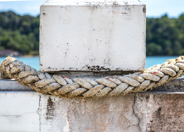 Foto gratuita primer plano de cuerda blanca, atado al muelle