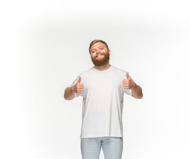 Primer plano del cuerpo del joven en camiseta blanca vacía aislado en blanco