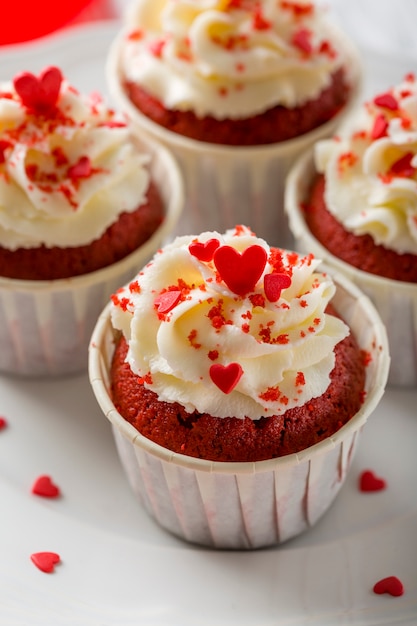 Primer plano de cupcakes con chispas en forma de corazón