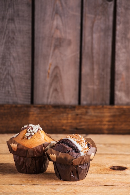 Primer plano de cupcakes de chocolate sobre una superficie de madera