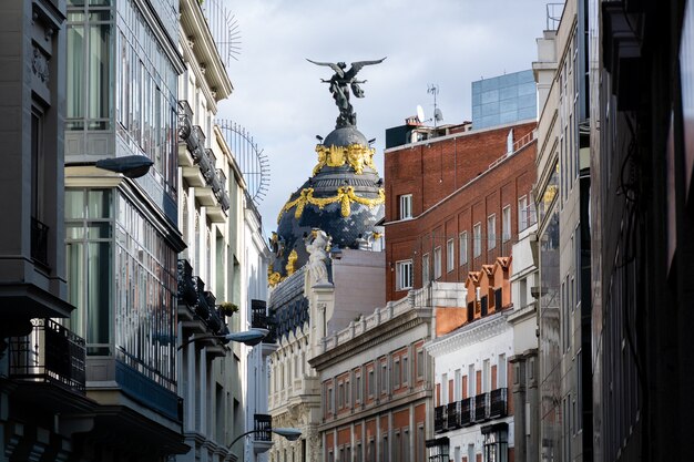 Primer plano de una cúpula con la estatua de Victoria, el edificio Metrópolis, Madrid, España