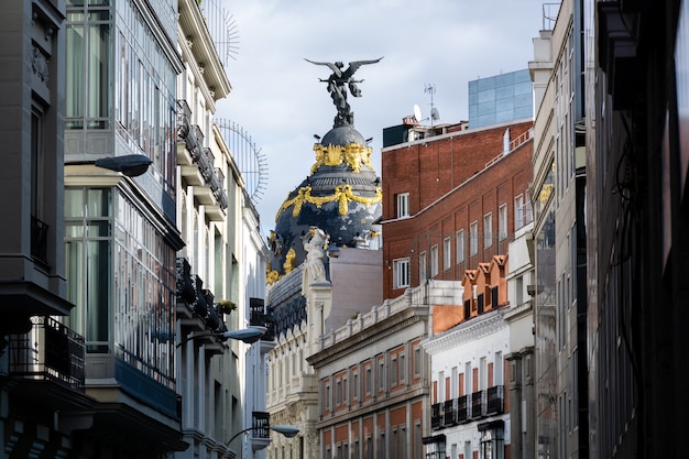 Primer plano de una cúpula con la estatua de Victoria, el edificio Metrópolis, Madrid, España