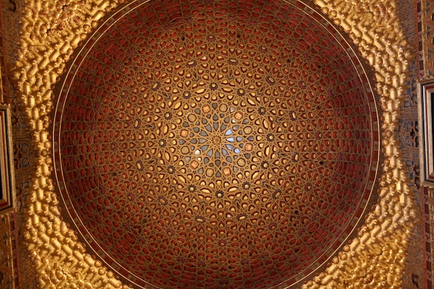 Primer plano de una cúpula del Real Alcázar, España