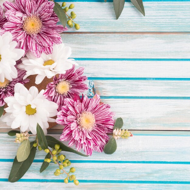 Primer plano de la decoración de flores sobre fondo de madera