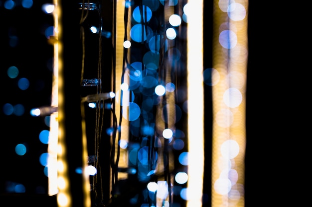 Primer plano de la decoración de luces de hadas con bokeh en la noche