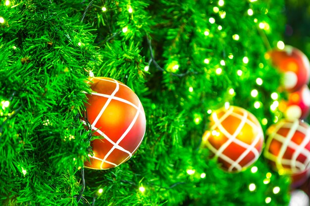 Primer plano de decoraciones de árboles de Navidad