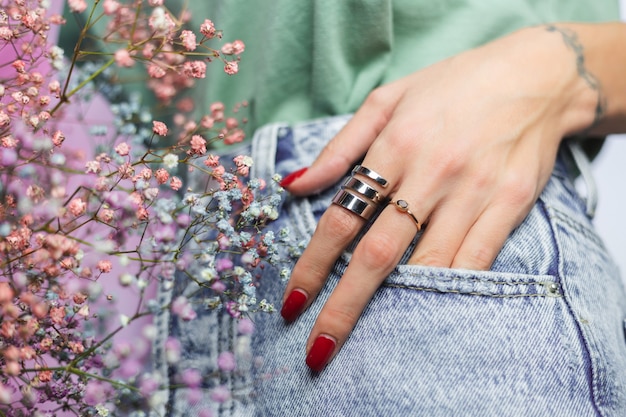 Foto gratuita primer plano de los dedos de la mano de mujer con dos anillos