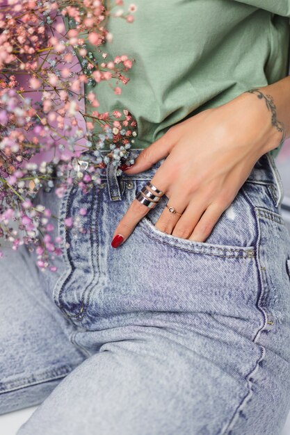 Primer plano de los dedos de la mano de mujer con dos anillos