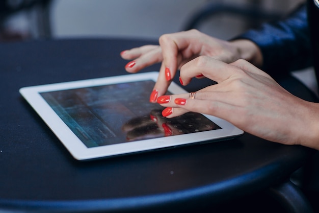 Foto gratuita primer plano de dedos tocando la pantalla de la tableta