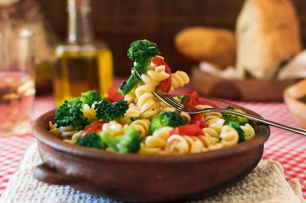 Primer plano de deliciosa ensalada de pasta fusilli con tenedor