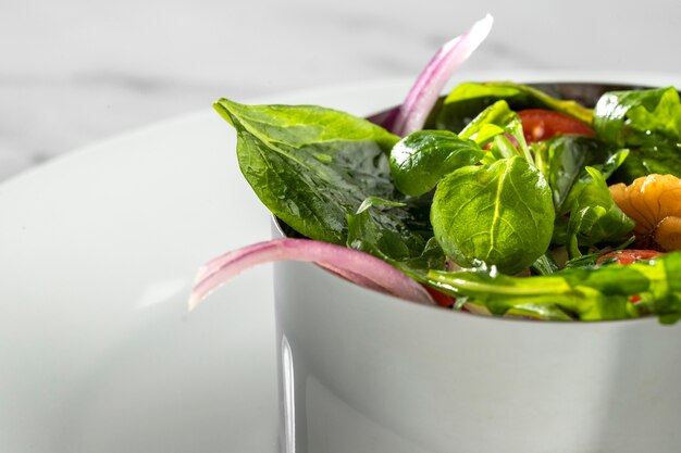 Primer plano de una deliciosa ensalada saludable en una composición de tazón