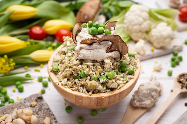 Primer plano de la deliciosa ensalada vegana en el tazón de fuente