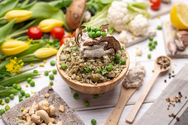 Primer plano de la deliciosa ensalada vegana en el tazón de fuente