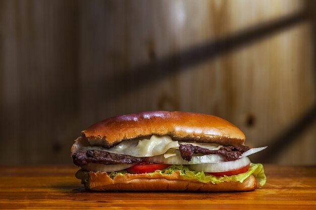 Primer plano de una deliciosa hamburguesa colombiana casera sobre la mesa