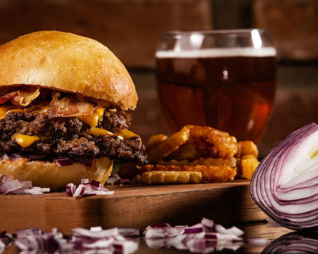 Primer plano de una deliciosa hamburguesa con ternera, queso amarillo y tocino