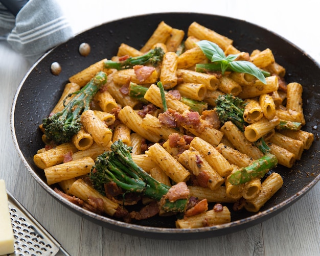 Primer plano de la deliciosa pasta recién hecha en la sartén