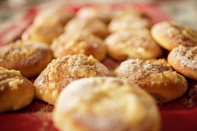 Primer plano de las deliciosas galletas recién horneadas