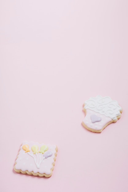 Foto gratuita primer plano de deliciosas galletas sobre fondo rosa