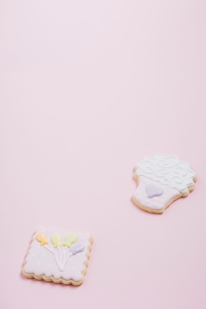 Primer plano de deliciosas galletas sobre fondo rosa