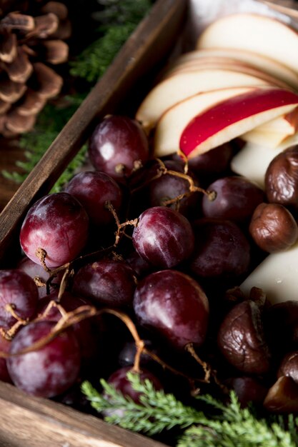 Primer plano de deliciosas uvas y manzanas en rodajas