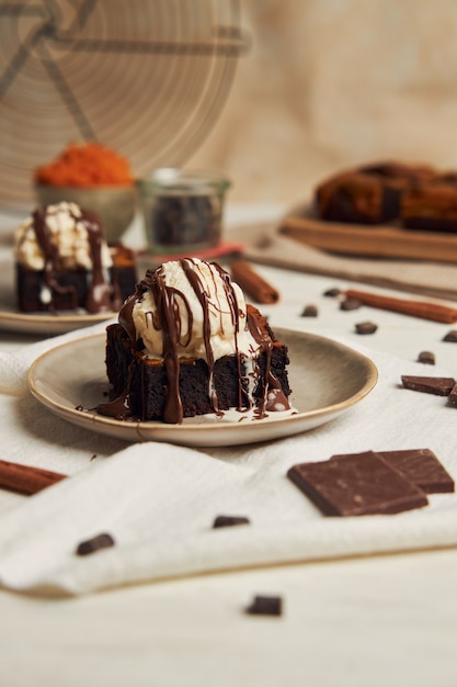 Primer plano de un delicioso brownie de chocolate de calabaza recién horneado con helado en una placa