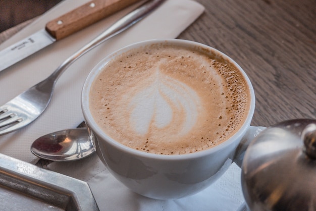 Primer plano de un delicioso café en taza