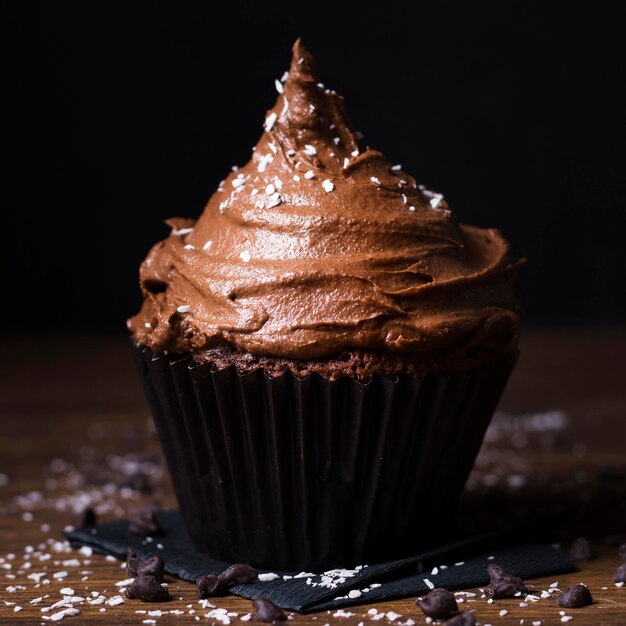 Primer plano delicioso cupcake de chocolate