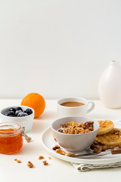 Primer plano delicioso desayuno listo para ser servido