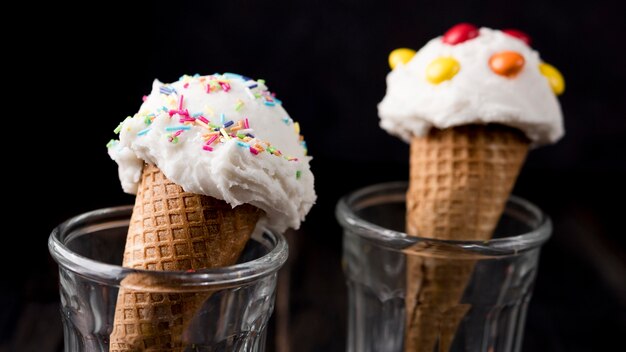 Primer plano delicioso helado con dulces en la parte superior