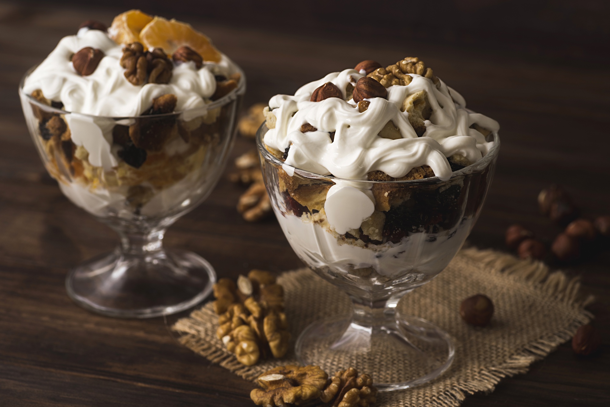 Primer plano delicioso helado con jarabe