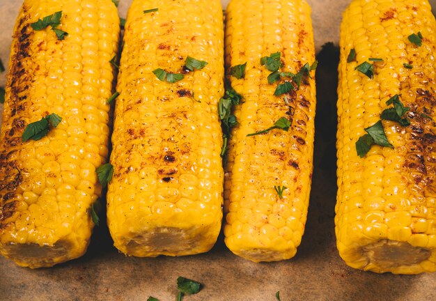 Primer plano de delicioso maíz amarillo tostado mexicano