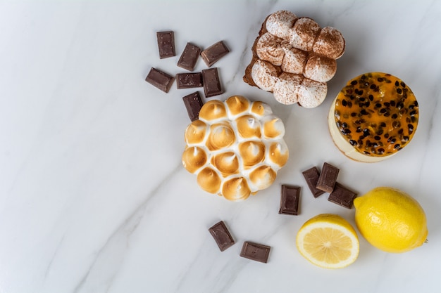 Primer plano de delicioso mini chocolate, tarta de limón y tarta de maracuyá. Concepto de cocinero